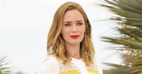 emily blunt nudes|Emily Blunt Talks Deleted Sicario Nude Scene That My Tits。